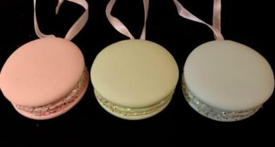 SET/3 RESIN MACARONS~CHRISTMAS ORNAMENTS~COOKIES~SWEET TREATS~FOODIE~BAKER~NWT