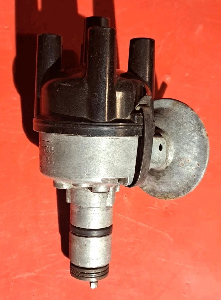 Good Used Volkswagen Bosch JUR 4 Distributor Part Number 0 231 137 005 231137005 - Image 2 of 4