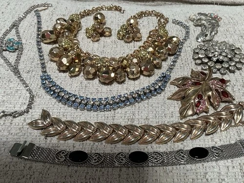 Vintage Costume Jewelry Mixed Lot Necklaces Bracelets Brooches Earrings