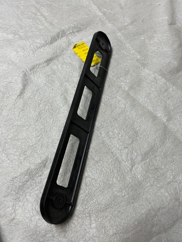 01-10 PT CRUISER Rear Bumper Facia Retainer - Picture 2 of 3