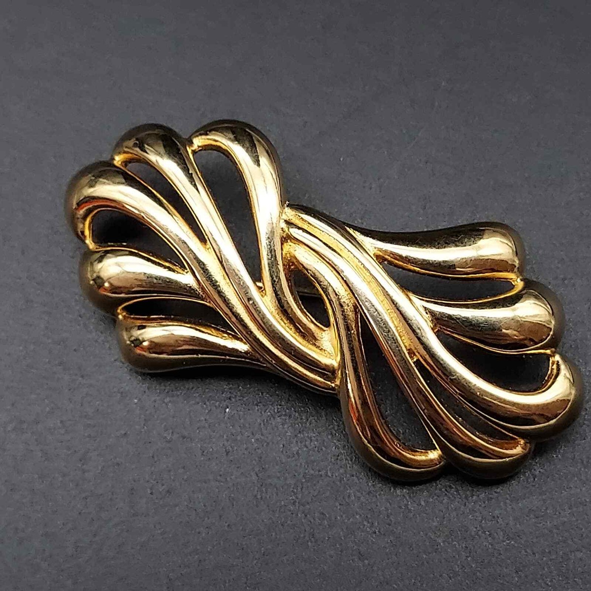 Broche Vintage Dorée Signée Monet – Modèle 5,5 Cm, état Neuf Pour Homme Ou Femme