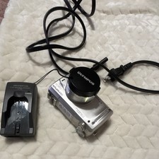 Olympus CAMEDIA C-770 Ultra Zoom 4MP Silver Compact 10x  Charger Cable