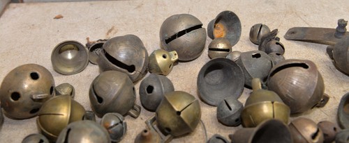 Lote primitivo coleccionable 85 campanas de trineo bronce latón caña y más buggy - Imagen 3 de 11