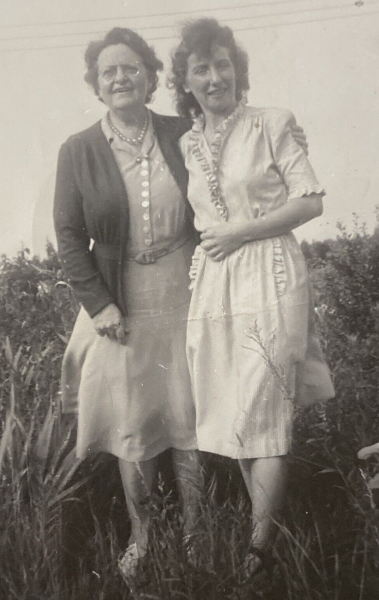 1940 ladies dresses I love these two from the 1940s  a 1940s shape Women Vintage 1940s Dress Retro