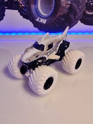 Monster Jam Monster Truck Megalodon Weiß Hai 1:64