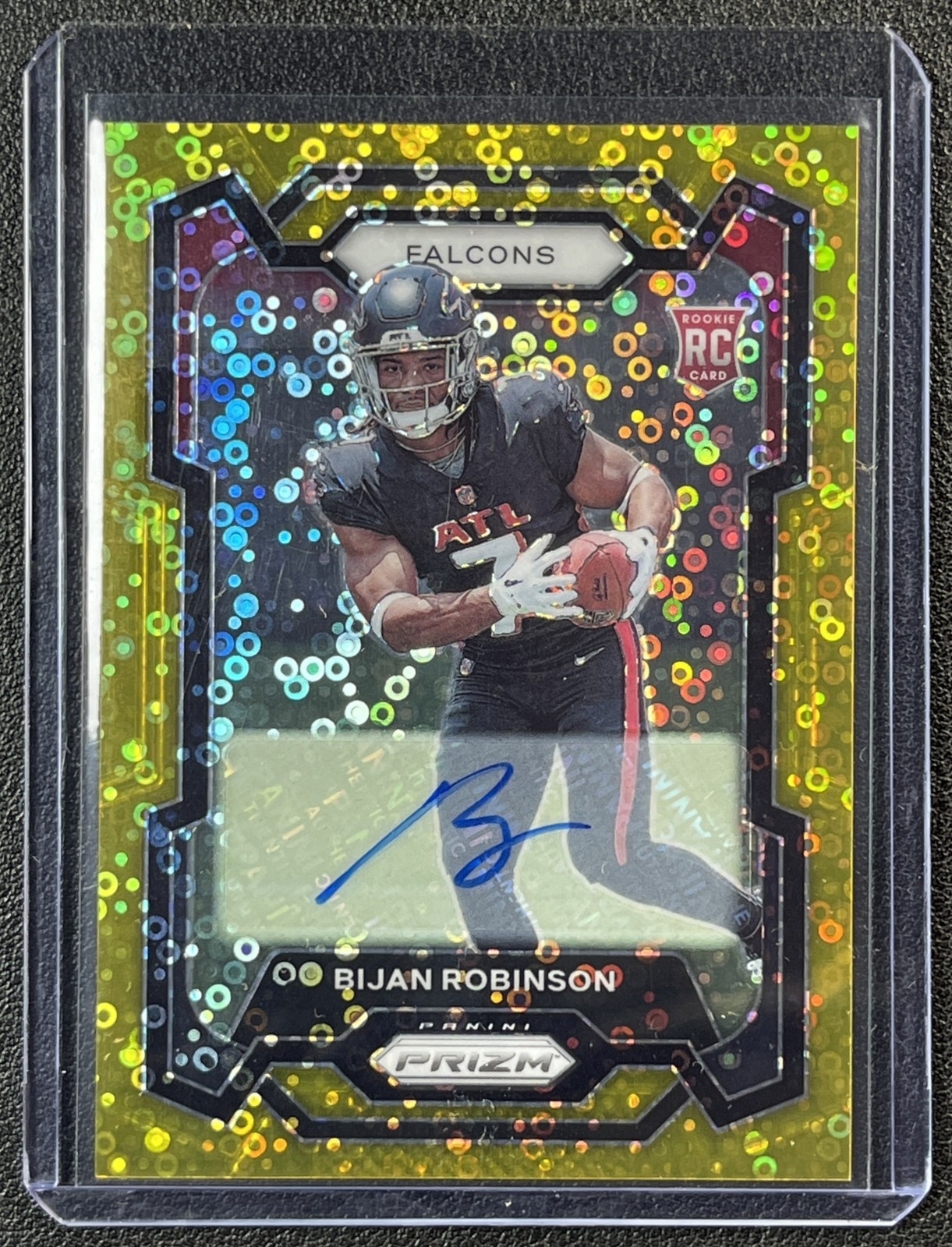 BIJAN ROBINSON 2023 PANINI PRIZM #305 ROOKIE NO HUDDLE AUTO GOLD RC JSY# 7/10