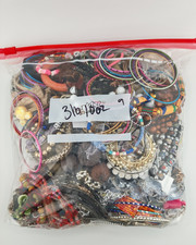Bolsa de joyería chatarra misteriosa de 3 lb 10 oz de piezas usadas mixtas elaboradas algunas ponibles