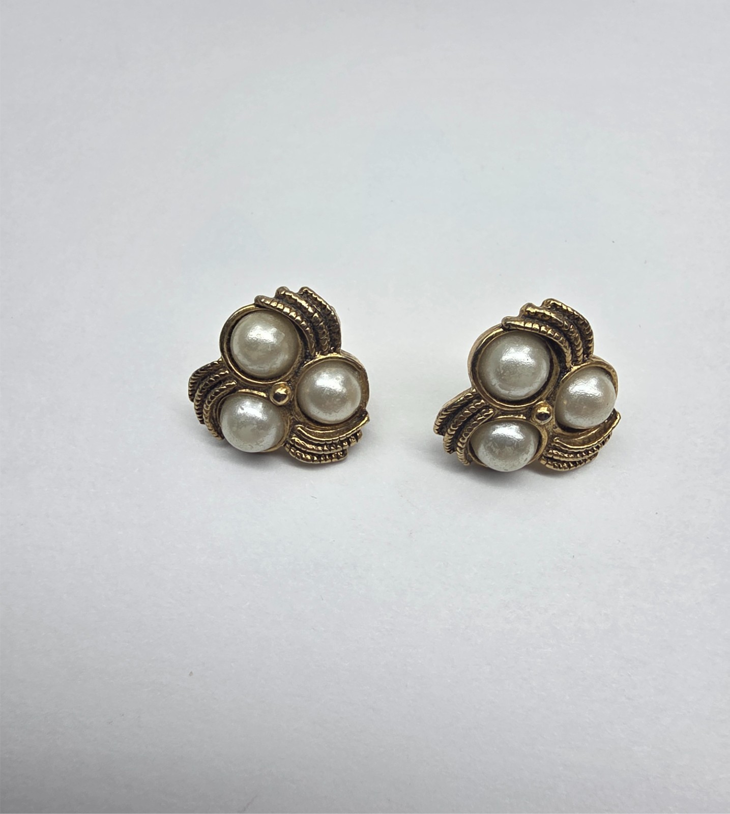 Triple Off White Faux Pearl Textured Gold Tone Pinwheel Pierced Earrings Vintage thumbnail 2