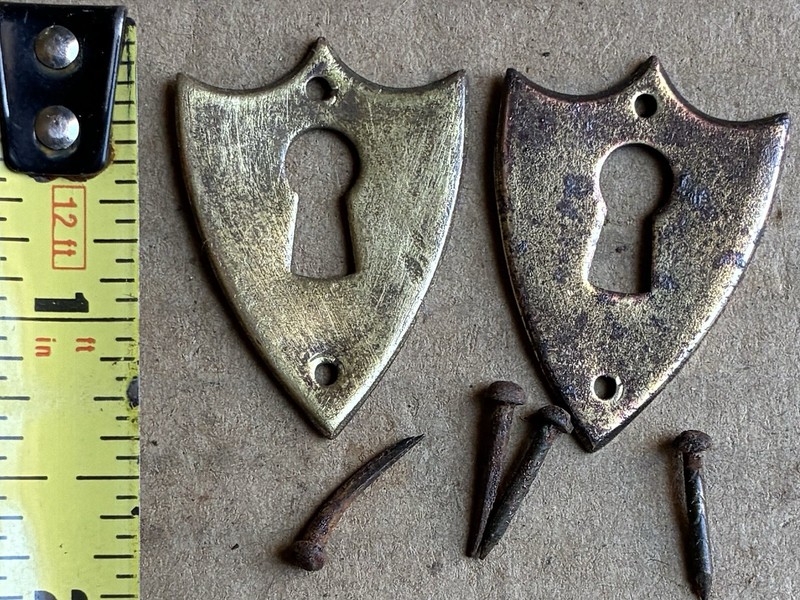 VINTAGE PAIR (2) “BRASS“ UNUSUAL  ESCUTCHEON KEYHOLE KEY HOLE COVER PLATES