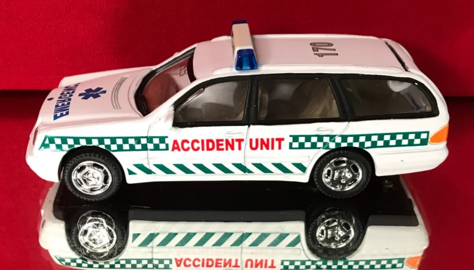 CALCOMANÍAS DE AMBULANCIA HONGWELL MODELO DIECAST DE CARARAMA MERCEDES BENZ 300T CLASE C Foto 2 de 4