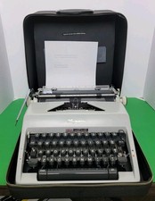 Macchina da scrivere manuale portatile Olympia De Luxe vintage anni 60 in custodia morbida - pulita.