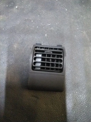Grille de ventilation avant droite Tableau de Bord Peugeot 205 année 1998 - Photo 1/4
