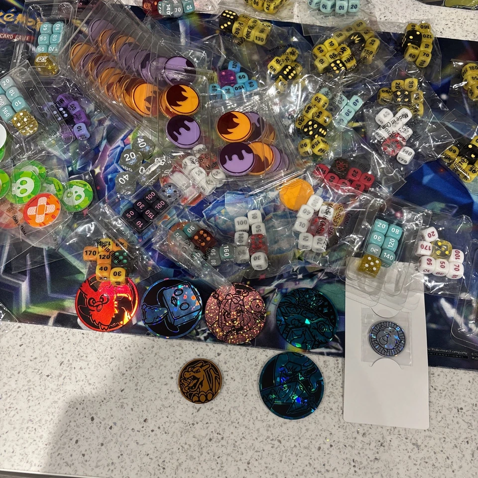 Pokémon TCG Zubehör Konvolut - Würfel, Zähler, Münzen und leere ETB Boxen - Bild 4 von 4