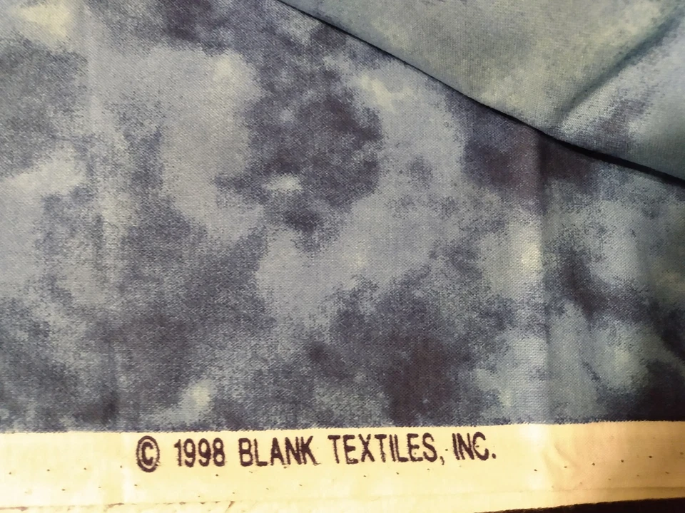 Tela acolchada de algodón azul claro/azul oscuro 'nubes' Foto 2 de 3