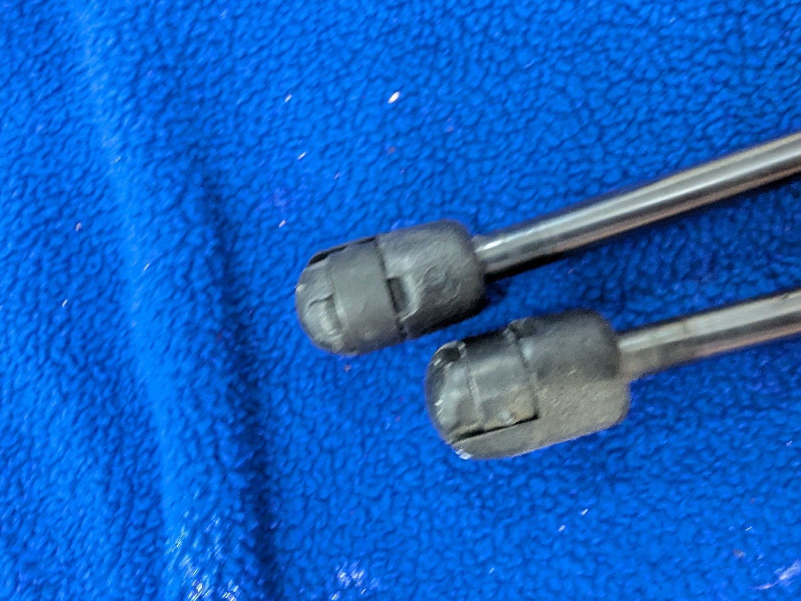 Maserati Quattroporte Right Trunk struts Set