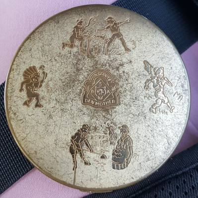 SCOUTS Cub BSA DEN MOTHER VOLUPTE POWDER COMPACT Vintage Gold Tone 1960's