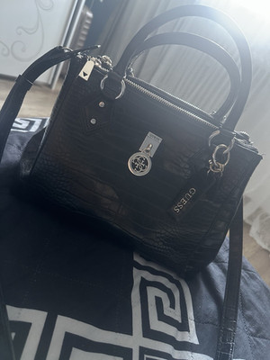 GUESS Damen Handtasche Kunstleder Schwarz Krokodilprägung Reißverschluss Logo