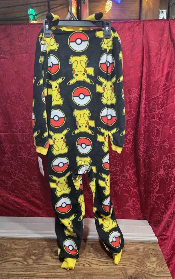 Новая детская пижама на молнии Pokemon Pikachu Pokeball размер 6/7 с ценником  - Изображение 2 из 2