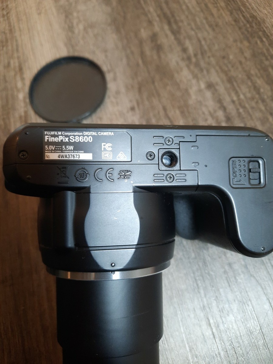 Fujifilm FinePix S Series S8600 16.0MP 36X Optical Zoom 25-900mm