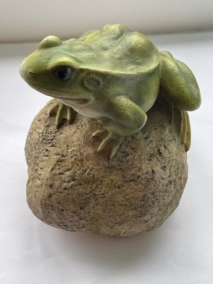 Gartenfigur - Frosch auf Stein - HotAnt Gartendeko Amphibie realistisch