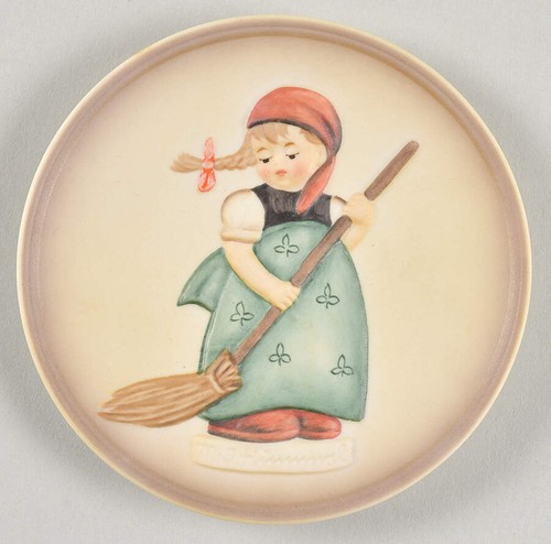 Goebel Little Homemakers Little Sweeper - With Box 834934 - 第 1/1 張圖片