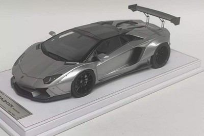 GL Model Lamborghini Aventador Roadster SVJ Silver  1:18 WITH DISPLAY