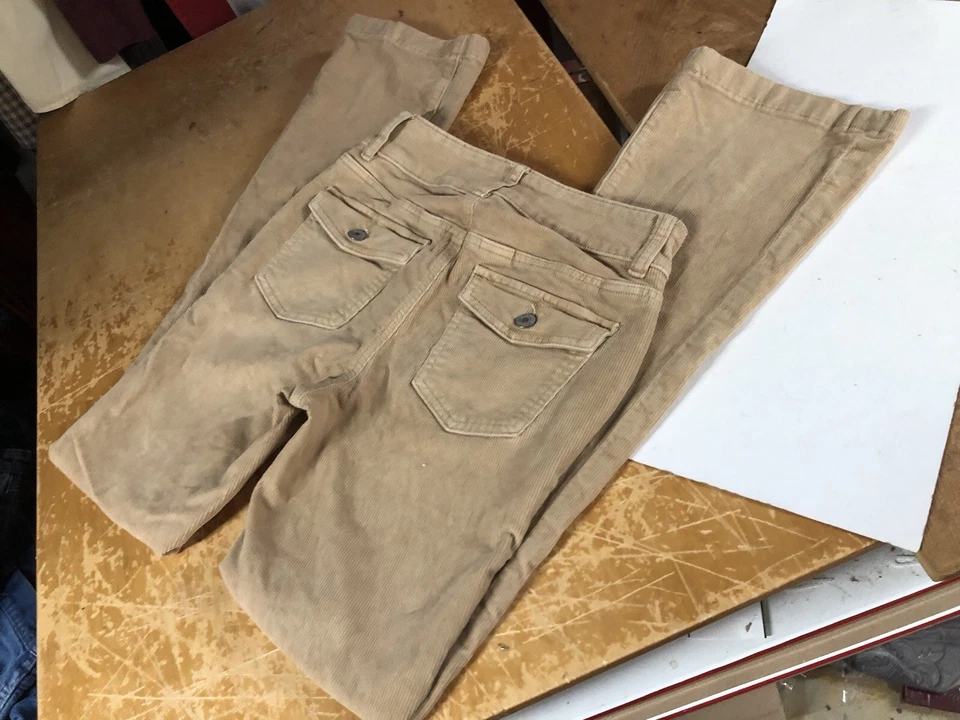 Pantalones acampanados/bota de tiro alto de pana caqui tostado American Eagle para mujer 0R AEO Foto 2 de 4