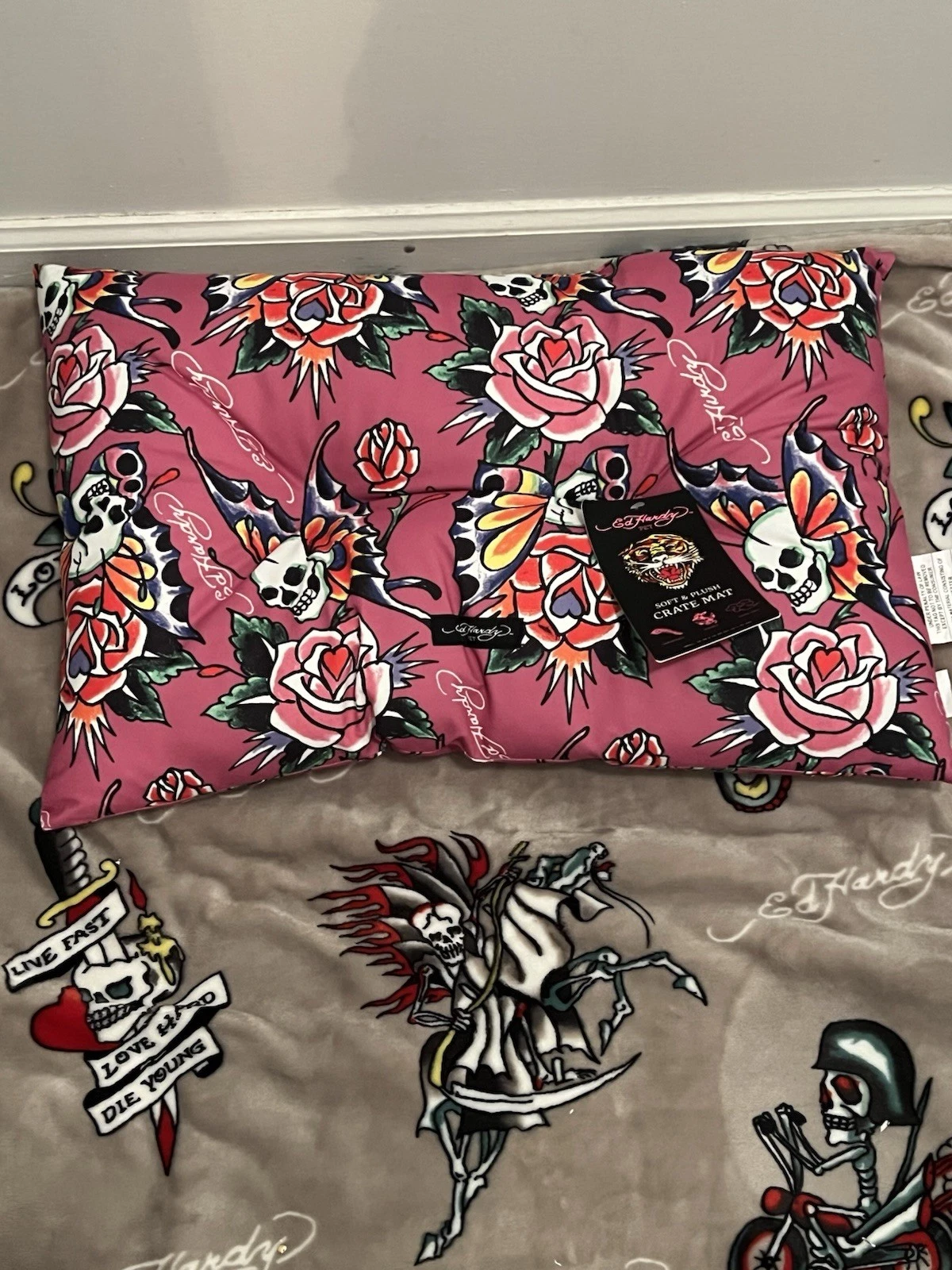 Ed Hardy Crate Pet Mat Pink Skull Wings Roses Embossed New