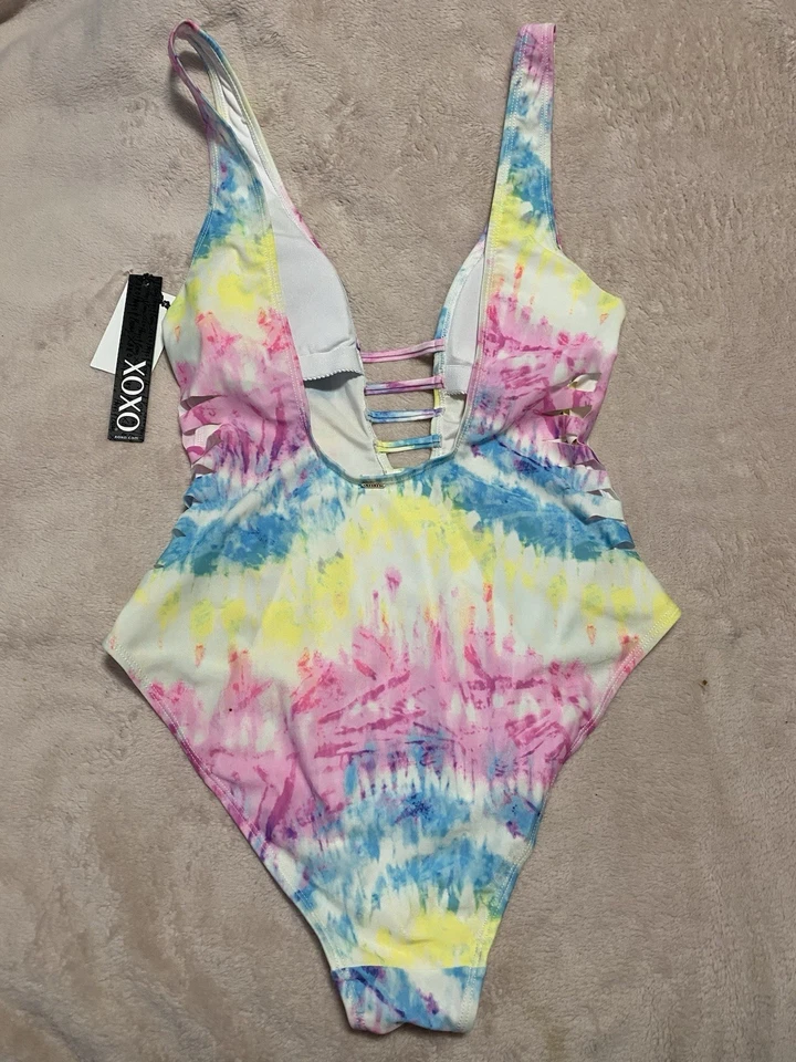 NUEVO CON ETIQUETAS - 1 pieza traje de baño / multicolor / mediano / Xoxo Foto 2 de 4