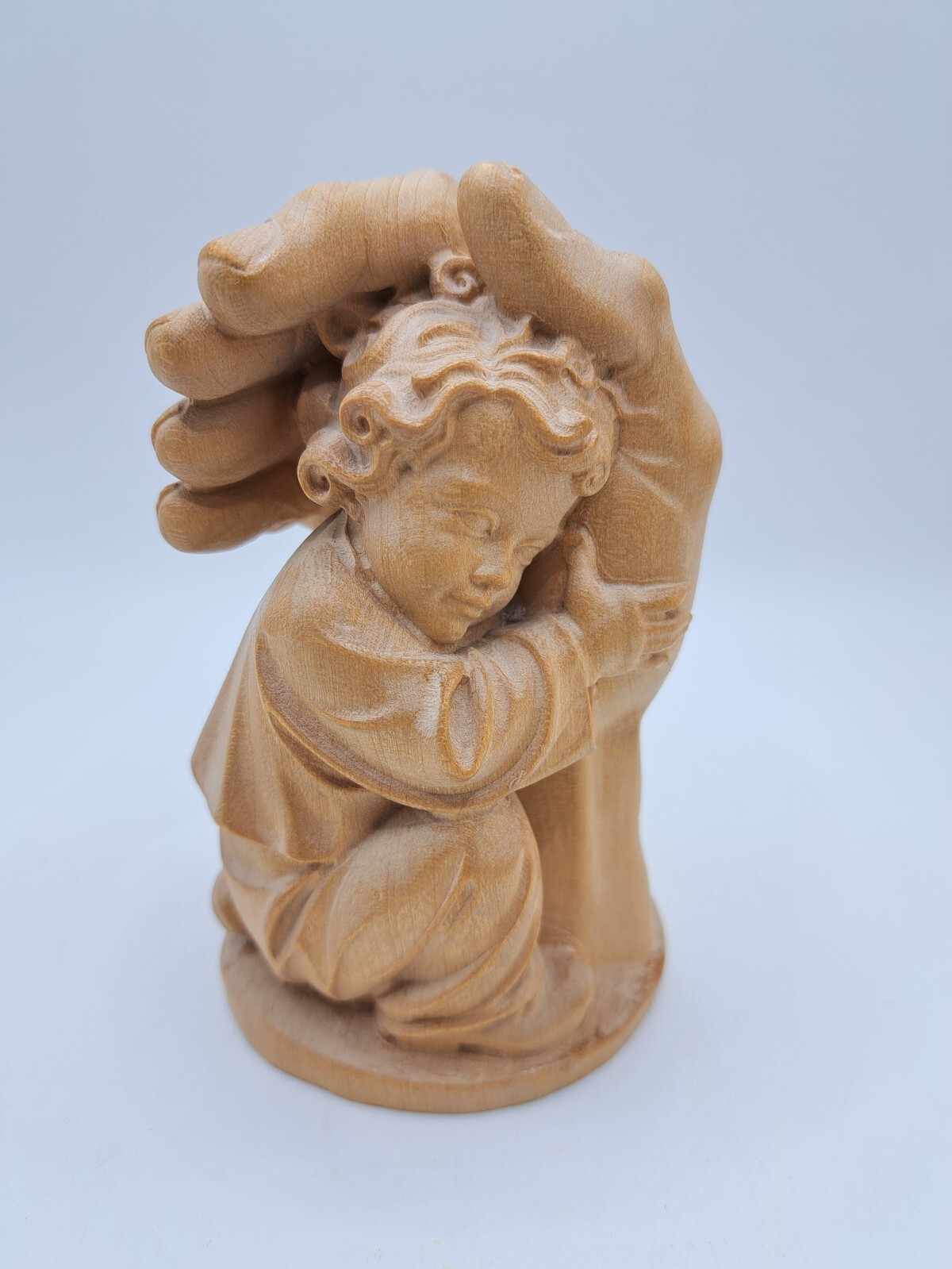 geschnitzte Holzfigur - Die Figur zeigt eine Hand, die ein Kind hält - H 13 cm