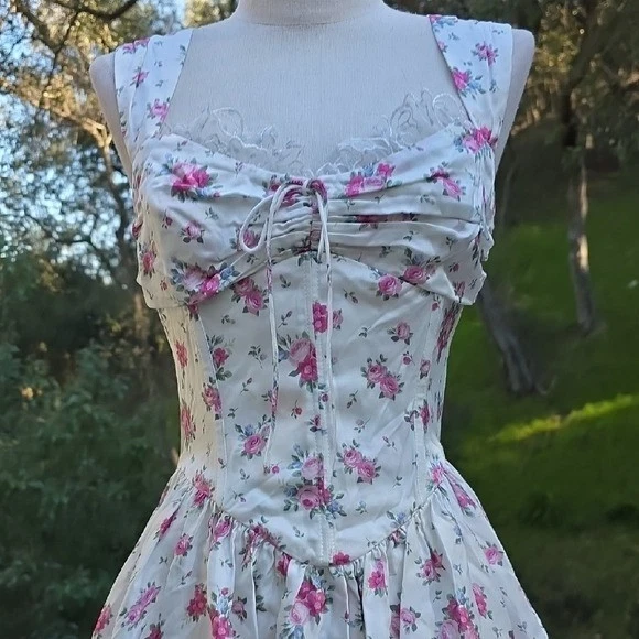 NUEVO PARA AMOR Y LIMONES AUGUST BLANCO MINI VESTIDO CON ESTAMPADO DE ROSAS TALLA S Foto 4 de 4