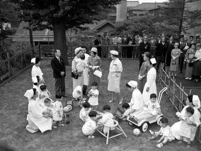 Queen Sirikit of Thailand visits Japan Red Cross Hospital with Emp- Old Photo