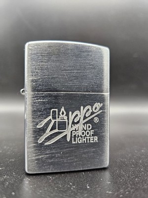 Zippo Windproof Lighter Logo Design Brushed Chrome Neu 2005