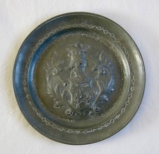 ASSIETTE ETAIN,armoirie, heaume chevalier, blason, ancienne assiette étain, 1 kg