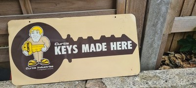 Cooles doppelseitiges Vintage 60er CURTIS THE KEY MAN Hängeschild Höhle Schuppen etc.
