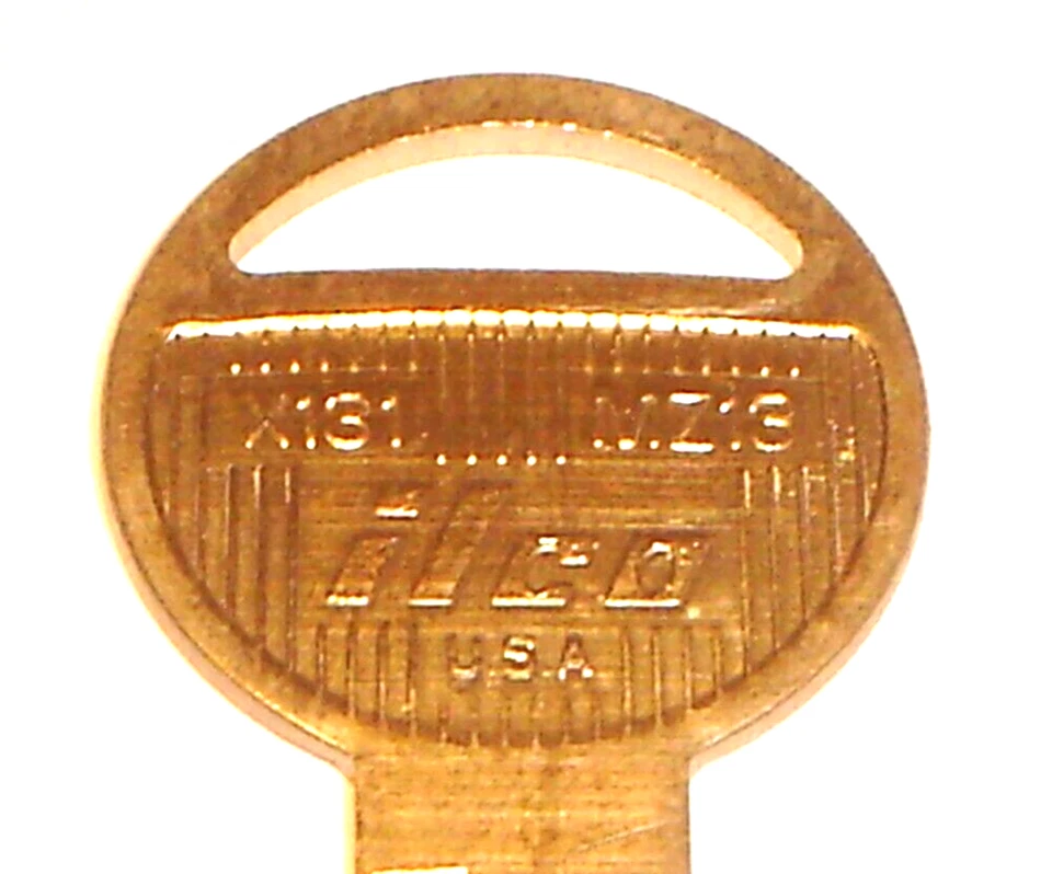 Llave de coche ilco X131 MZ13 sin cortar en blanco para camioneta Mazda serie B 1983-1993 Foto 2 de 3