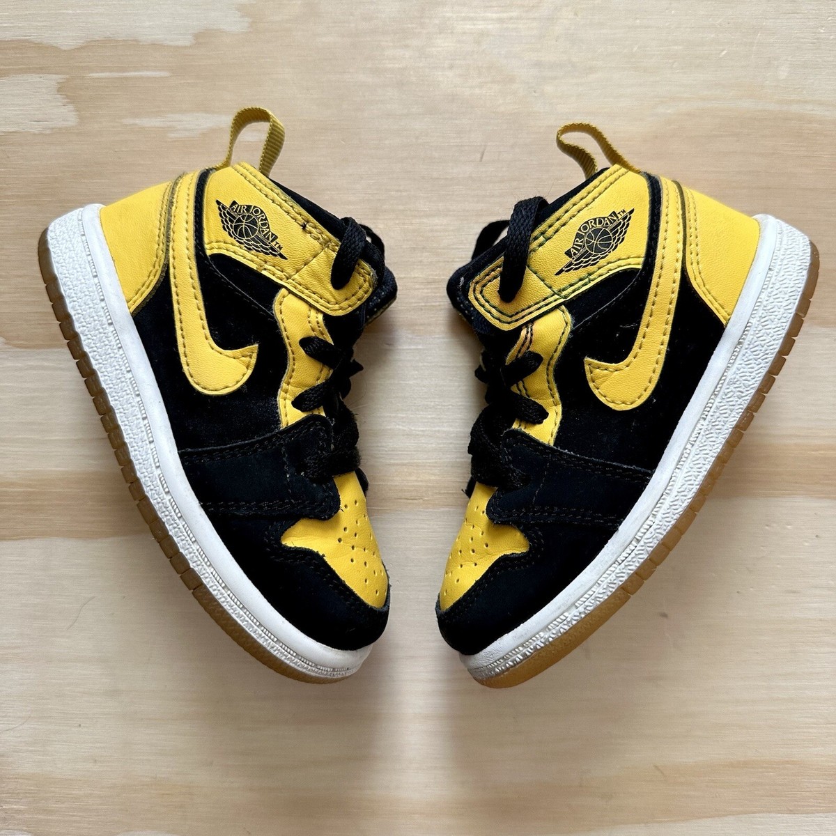 シューズ(男性用) Nike Air Jordan 1 Retro Mid \"New Love\" Nike Air Jordan 1 Mid SE Shoes 