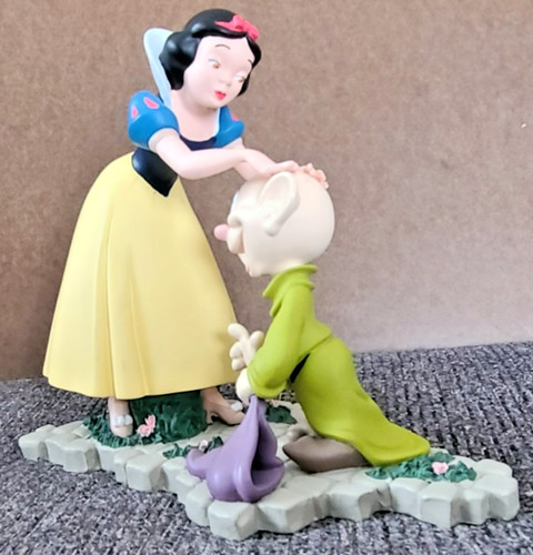 Rare Disney Demons & Merveilles Snow White and Dopey figurine