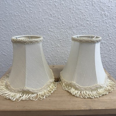Paar weiße Vintage Lampenschirme zum Anklipsen kleine Boudoirschirme