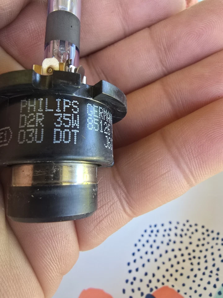 D2R 35W  NEW HID XENON HEADLIGHT BULB  PHILIPS - Image 2 of 4