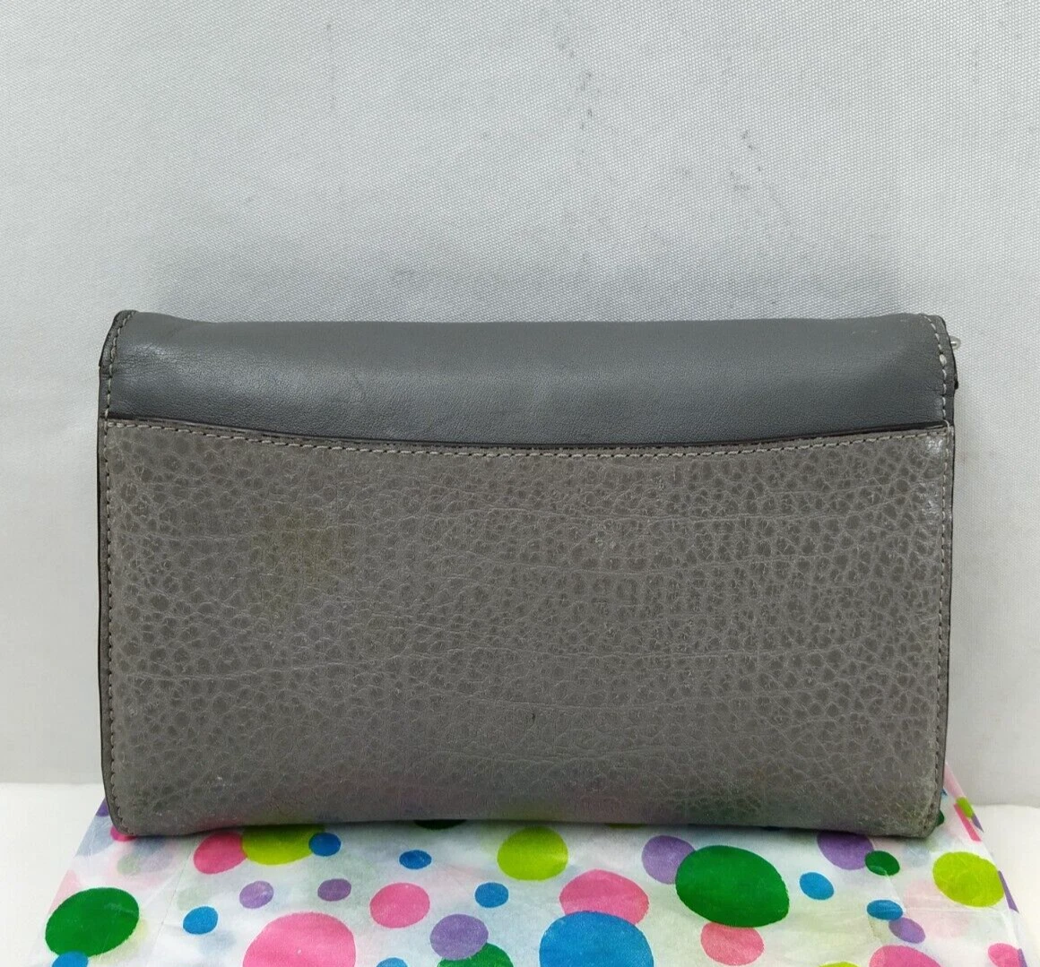 Borsa a tracolla Coach grigia in pelle con chiusura a patta chiusura a catena per carte di credito