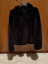 Pelliccia sintetica nera con cappuccio e chiusura con bottone