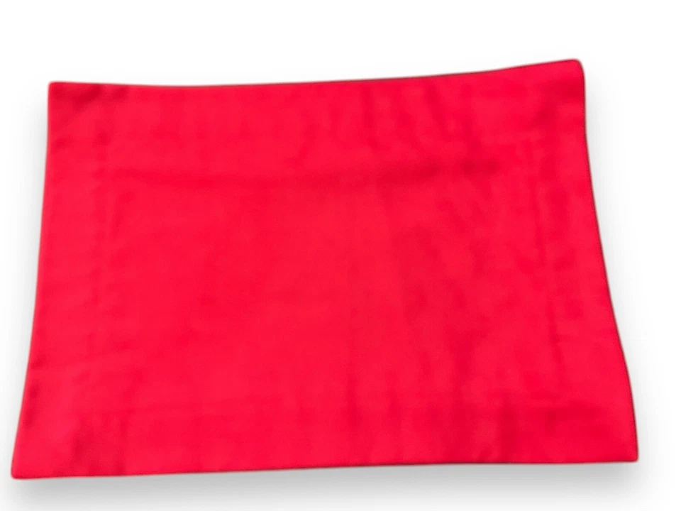 10 Colocaciones Rectangulares Clásicas de Dobladillo Rojo para Vacaciones de Navidad Todo el Año Foto 2 de 4