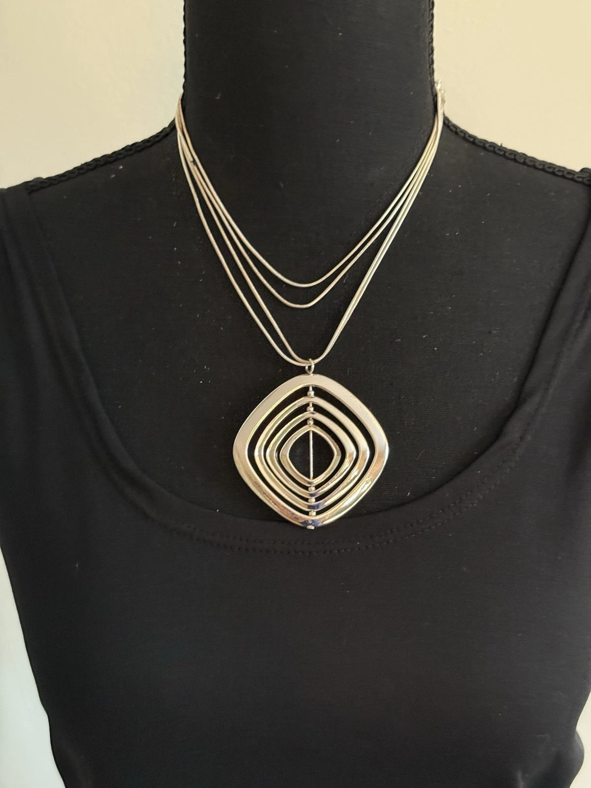 VETEMENTS Collana Kenneth Cole New York tono argento stratificato 38” con ciondolo girevole 2”
