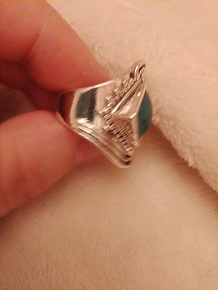 Silver Coloured Metal Ring Women Plastic Square Green Gem Size UK Q And USA 8 - Image 2 of 4