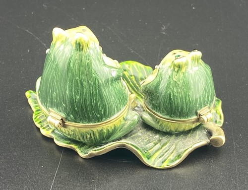 Two Frogs Sitting on a Lily Pad Trinket Box Jewels - Picture 2 of 6