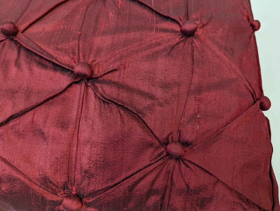 Almohada decorativa de moda con botón Pintuck de seda roja 16 x 16 Foto 4 de 4