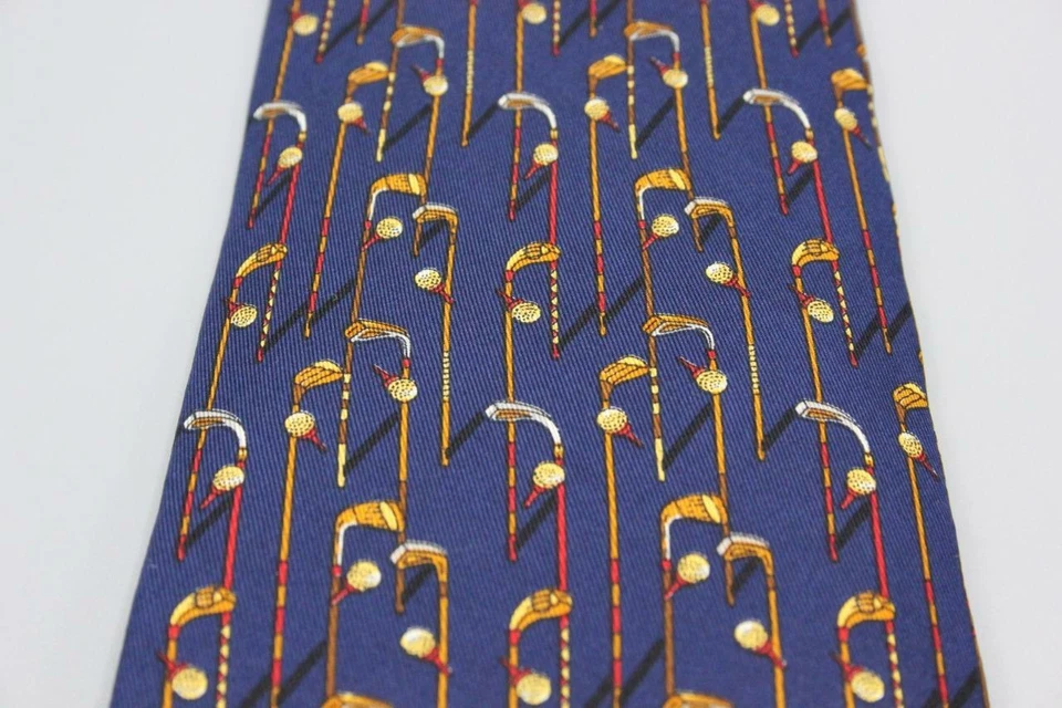 Corbata de seda SALVATORE FERRAGAMO. Motivo de golf azul con rojo y marrón. Foto 3 de 4