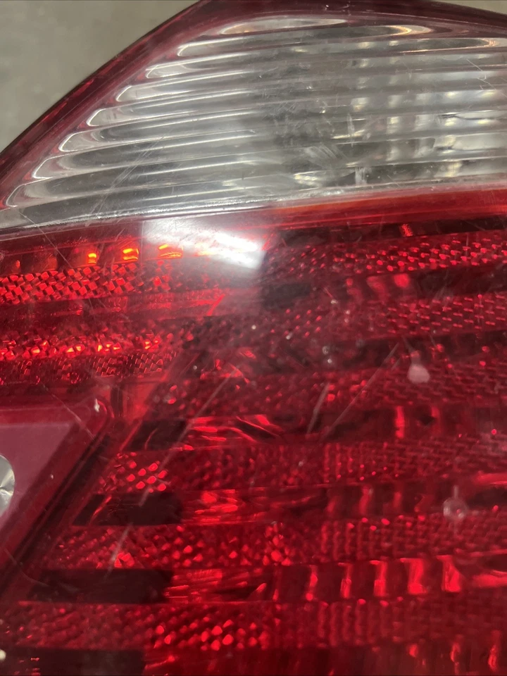 Luz trasera derecha lado pasajero KIA RIO 2000-2001 OEM-0K30A51140 Foto 3 de 4