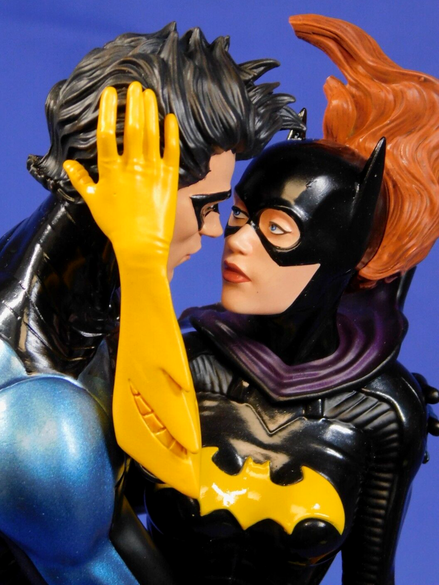 DAMAGED BATGIRL & NIGHTWING STATUE DC DESIGNER SERIES COLLECTIBLES